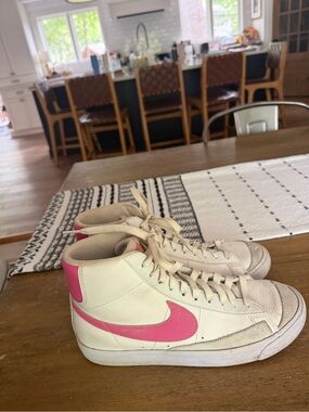 Nike Blazer Mid ‘77 White Pink High Top Sneakers 7Y  (women’s 8.5)